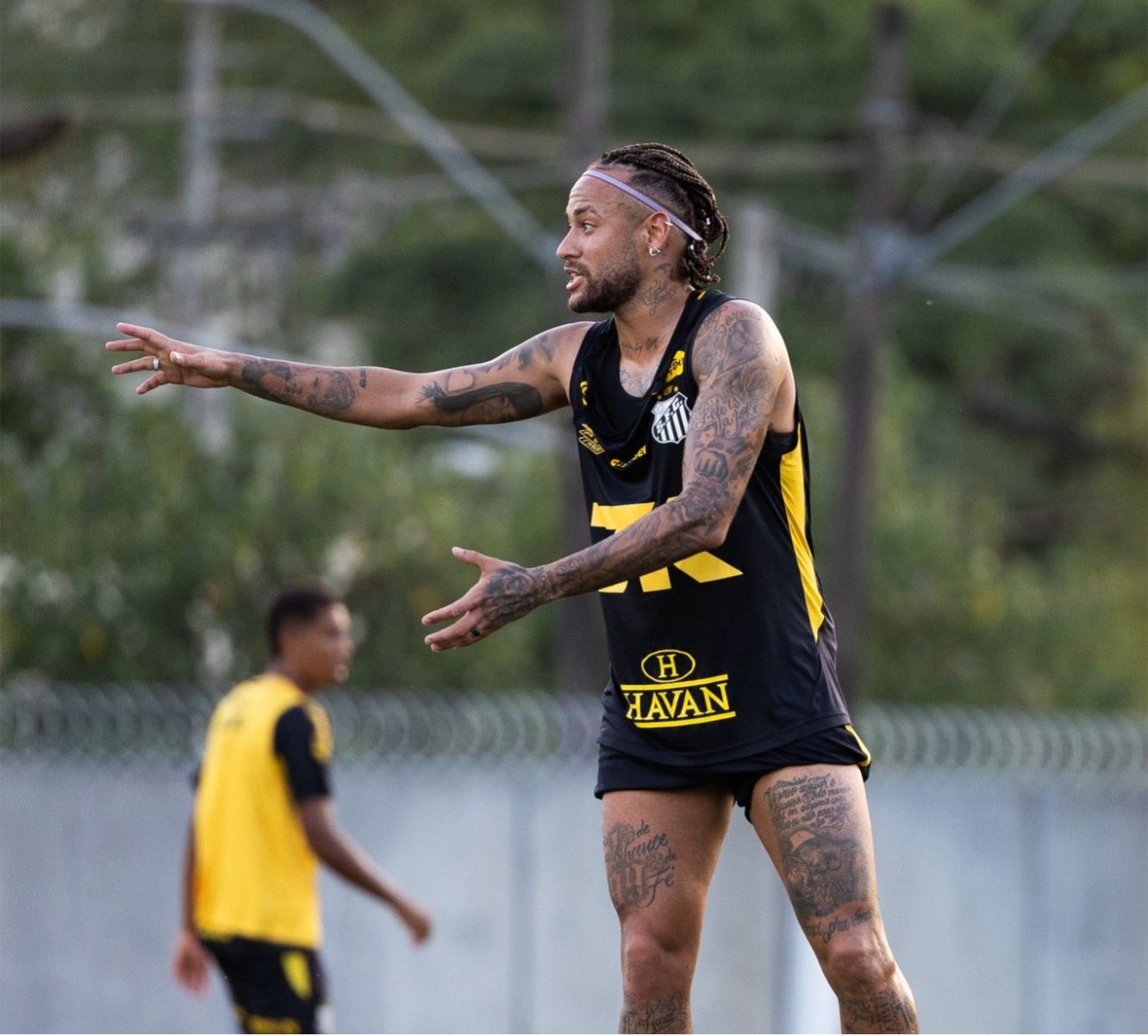 😳内马尔顶着一头脏辫造型恢复训练，球队目前深陷降级区