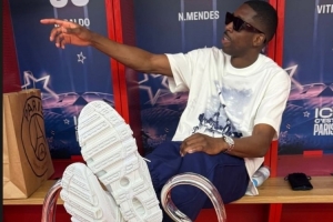 大佬坐姿！登贝莱赛后将脚搭在欧冠奖杯上